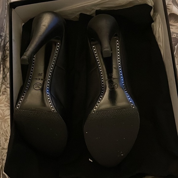 Chanel Interlocking CC Logo Leather Pumps 9 - Picture 6 of 11